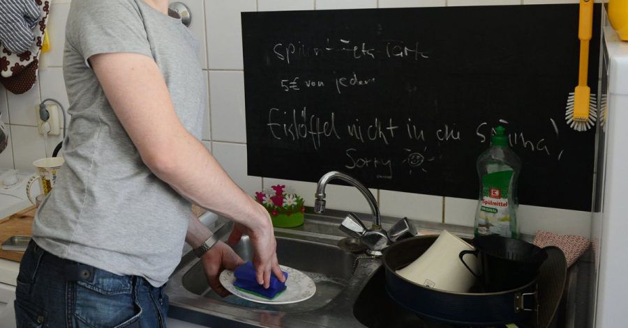Laut einer Studie der Zeitschrift «Brigitte» haben 40 Prozent der befragten Männer das Gefühl, im Haushalt gleich viel zu leisten wie ihre Frauen. Die befragten Frauen sahen das ganz anders.