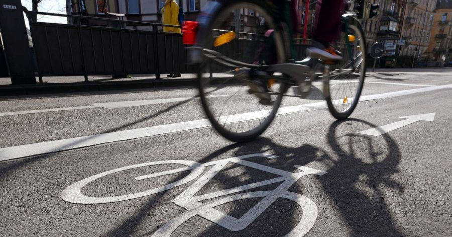 Menschen fahren in der Pandemie lieber mit dem Fahrrad oder Auto als mit den Öffentlichen Verkehrsmitteln. Das ergab eine Bitkom-Studie.