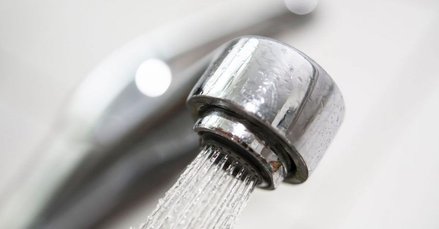 Legionellen kommen unter anderem in Wasserleitungen und -hähnen vor. Da ein Befall meist nicht nur eine Wohnung betrifft, müssen auch andere Eigentümer wissen, welche Einheiten in Mitleidenschaft gezogen sind.