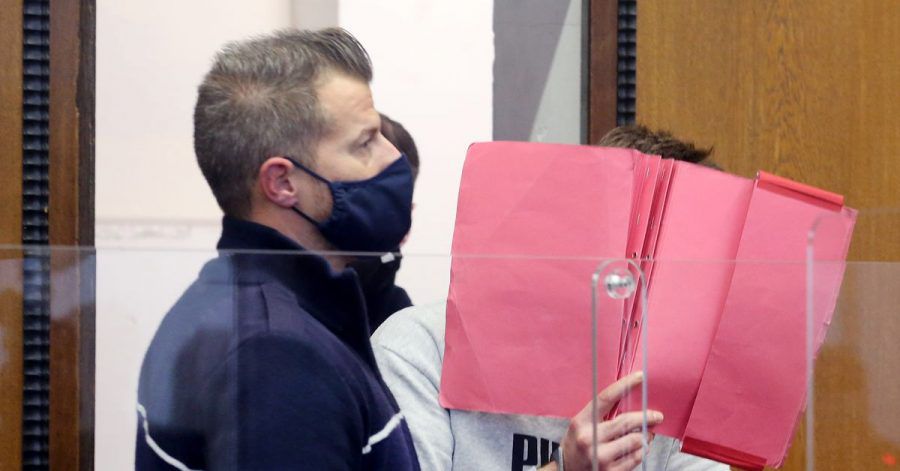 Der wegen Totschlags angeklagte Mann wird von einem Justizbeamten in den Gerichtssaal geführt.