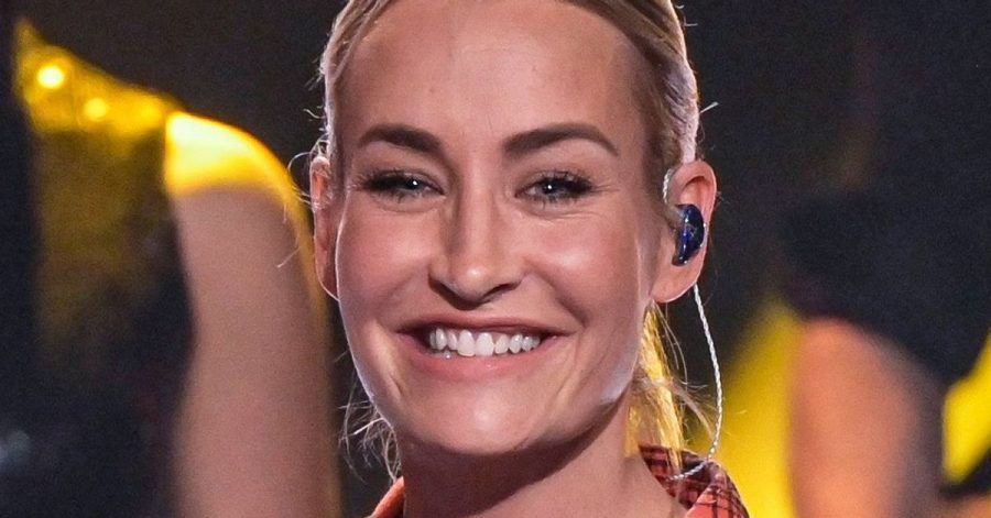 Die Sängerin Sarah Connor fordert einen finanziellen Ausgleich für Frauen, die der Kinder wegen kein eigenes Geld verdienen.