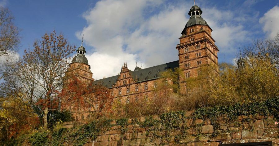 Um einen coronakonformen Prozess zu ermöglichen, wird im Schloss Johannisburg verhandelt.