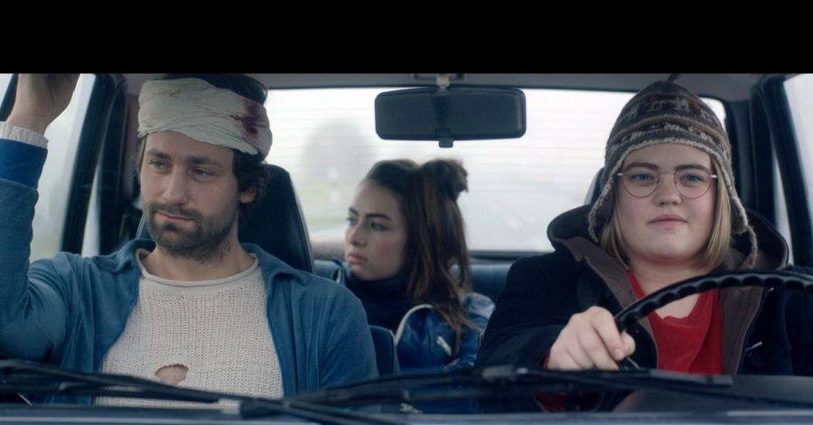 Ursula (Anna Florkowski, r) ist in ihren Lehrer (Florian Stetter) verliebt