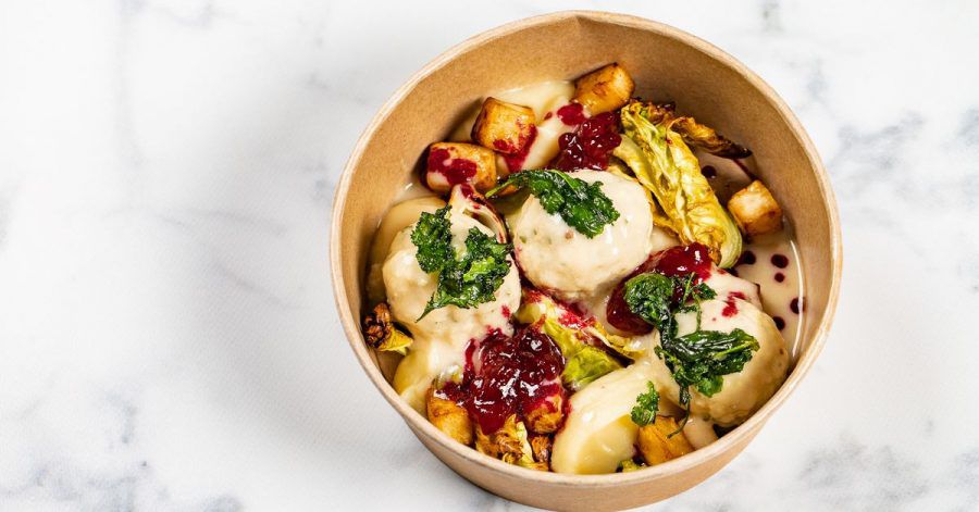 Vegane Königsberger Klopse: Statt gehacktem Fleisch kommt eine Mischung aus Tofu und Kichererbsenmehl zum Einsatz, die pikant gewürzt wird.