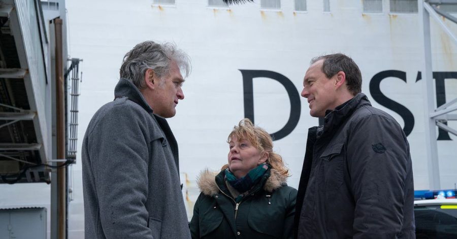 Kommissar Robert Anders (Walter Sittler) bedankt sich bei seinen Kollegen Ewa (Inger Nilsson) und Thomas (Andy Gätjen) für die Unterstützung bei der Auflösung des Mordfalls.