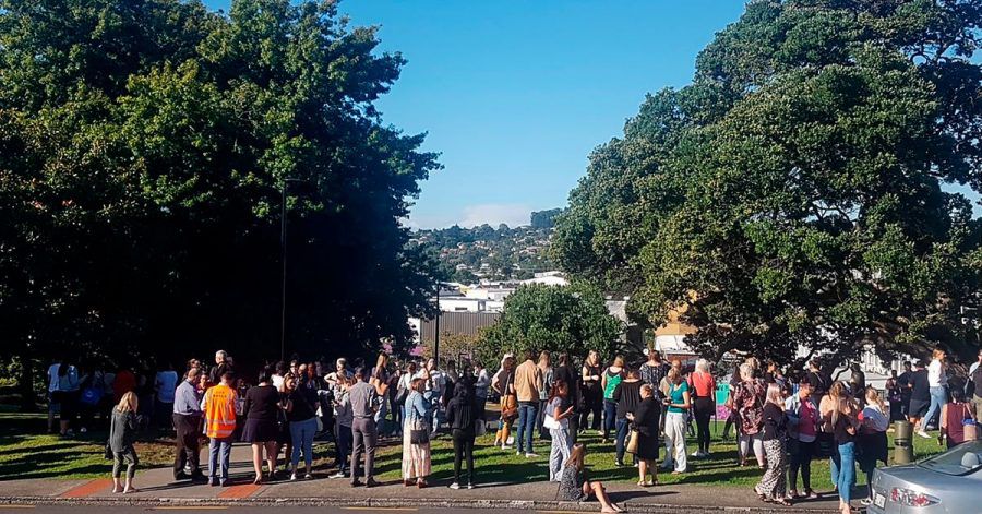 In der neuseeländischen Stadt Whangarei versammeln sich Menschen aus Angst vor einem Tsunami auf einer Anhöhe.