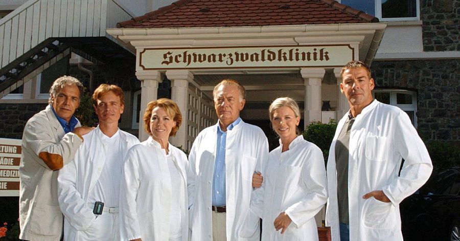 Christian Kohlund (l-r), Alexander Wussow, Gaby Dohm, Klausjürgen Wussow, Eva Habermann und Sascha Hehn bei den Dreharbeiten für die Jubiläumssendung der «Schwarzwaldklinik» (2004.