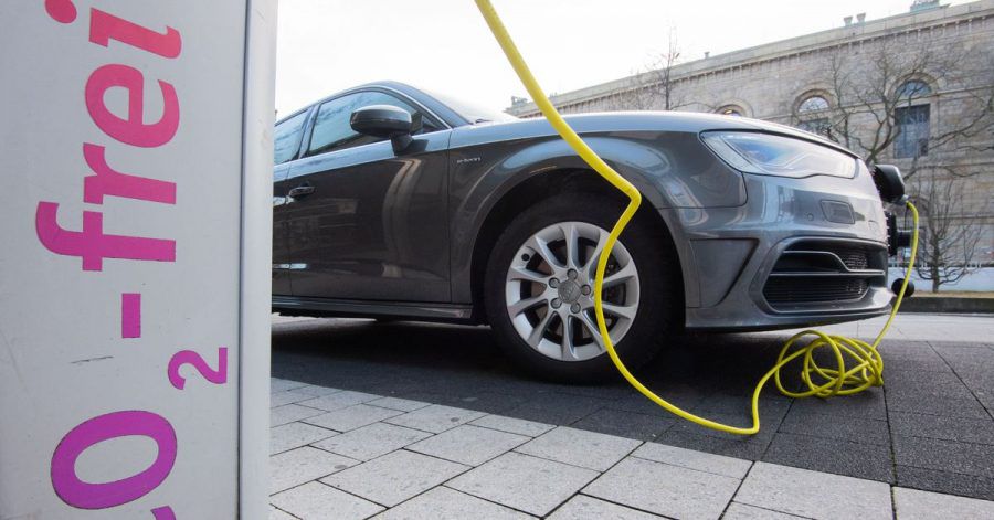 Wenn Stromanbieter die nachts meist niedrigeren Preise an die Verbraucher weiterreichen, könnten etwa Autofahrer, die ihr Fahrzeug nachts aufladen, davon profitieren.