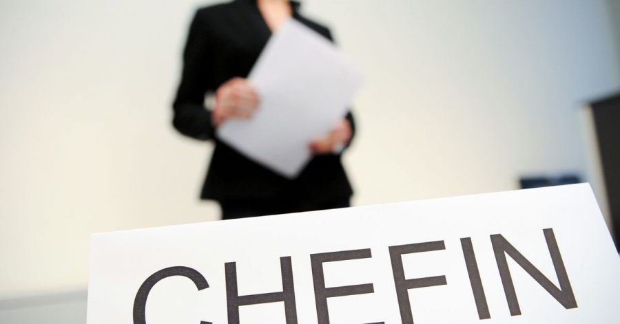 Der Frauenanteil in Führungspositionen mittelständischer Unternehmen ist zwar leicht gestiegen. Aber zum Spitzenwert von 2013 gibt es noch einen deutlichen Abstand.