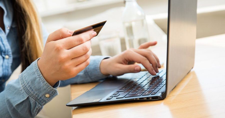 Corona-Selbsttests, die nur mit den Zahlungsarten Vorauskasse oder Kreditkarte angeboten werden? Bei solchen Angeboten lieber Finger weg, raten Sicherheitsexperten.