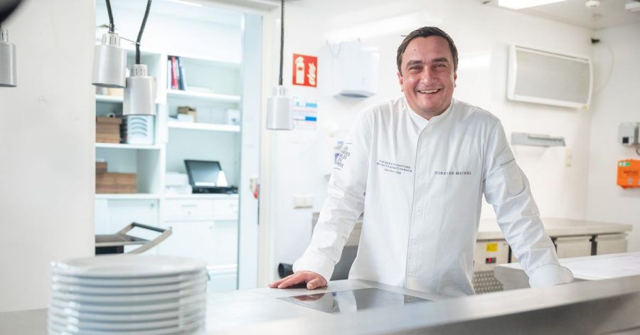 Torsten Michel, Küchenchef der Schwarzwaldstube, hat allen Grund sich zu freuen: Sein Restaurant hat die Sterne zurück bekommen, die sie nach einem Feuer im Januar 2020 im Stammhaus verloren hatten.