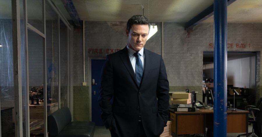 Superintendent Steve Wilkins (Luke Evans) arbeitet sich an zwei ungelösten Doppelmorden ab.