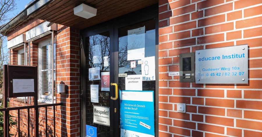 Ein Zettel an der Eingangstür informiert über die vorübergehende Schließung einer Sprachschule in schleswig-holsteinischen Mölln.