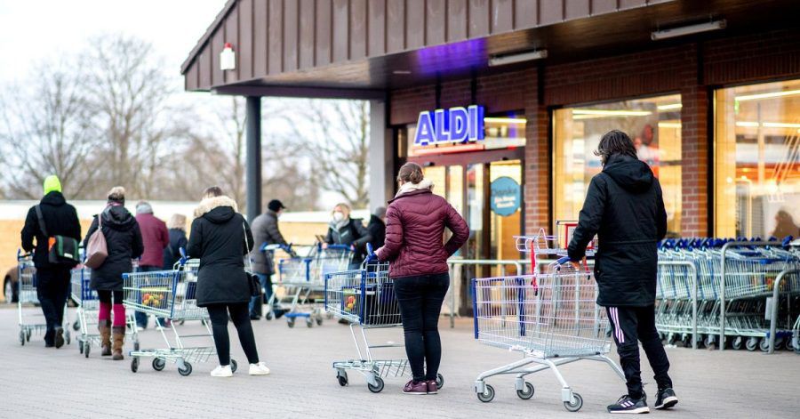Zahlreiche Kunden warten auf die Öffnung einer Filiale von Aldi in Hannover. Der Discounter bietet nun Corona-Schnelltests zu Verkauf an.