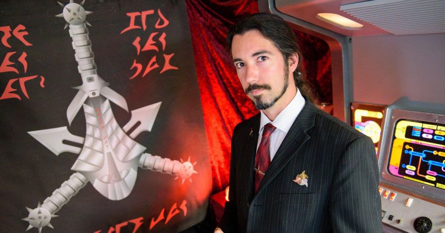 Der Klingonisch-Lehrer Lieven L. Litaer in seinem Haus in Dudweiler (Saarland),