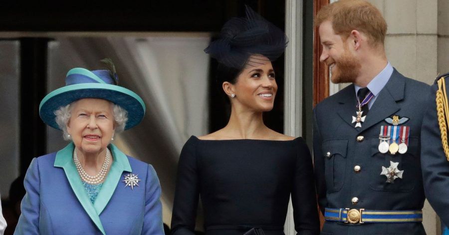Die britische Königin Elizabeth II. (l.), ihr Enkel Prinz Harry und seine Frau Herzogin Meghan (2018).