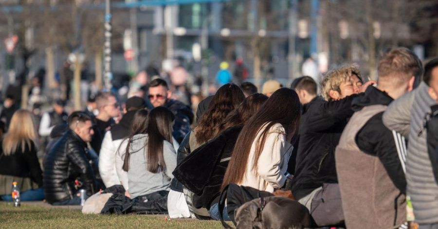 Meist jüngere Menschen sitzen am vergangenen Wochenende im Frankfurter Hafenpark. Das frühlingshafte Wetter hat auch an diesem Wochenende erneut viele Menschen ins Freie gelockt.