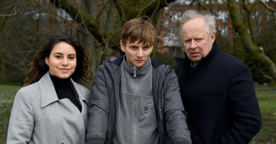 Axel Milberg in der Rolle des Kommissars Borowski (r) neben Joseph Bundschuh als Mario Lohse und Almila Bagriacik als Ermittlerin Mila Sahin.