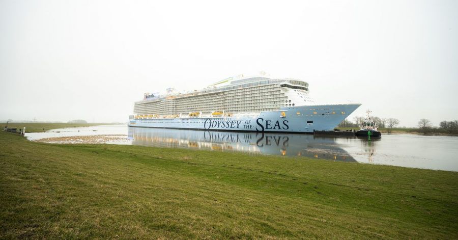 Das Kreuzfahrtschiff «Odyssey of the Seas» wird von der Meyer-Werft über die Ems in Richtung Nordsee überführt. Auf dem neugebauten Kreuzfahrtschiff ist das Corona-Virus ausgebrochen.