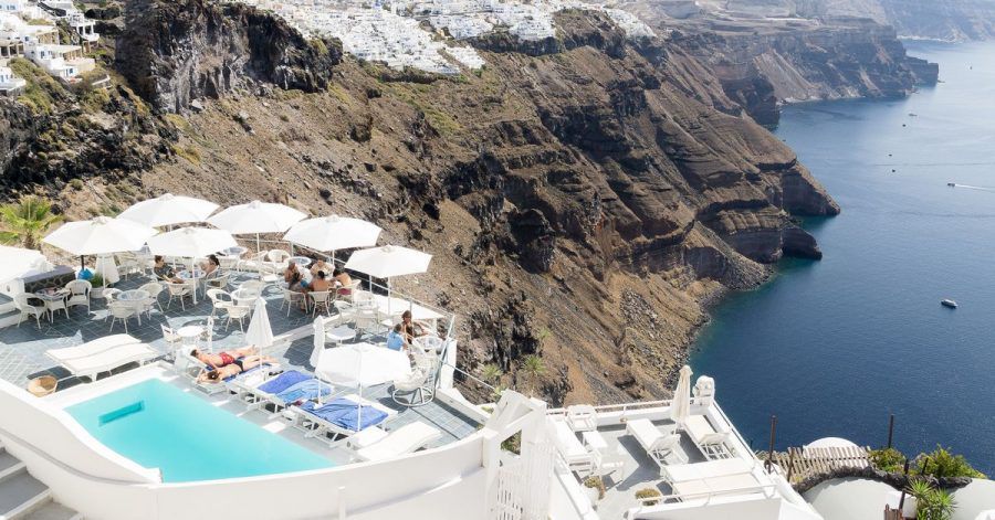 Ausblick von Santorin: Reiseveranstalter setzen für den Sommer auf Pauschalurlaub unter anderem in Griechenland.
