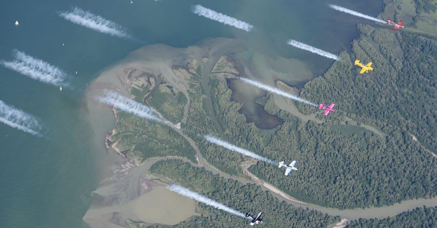Die Kleinflugzeuge fliegen parallel. Die Piloten müssen präzise in einem Abstand von 20 bis 30 Metern fliegen und das bei einer Geschwindigkeit von knapp 200 Stundenkilometern.