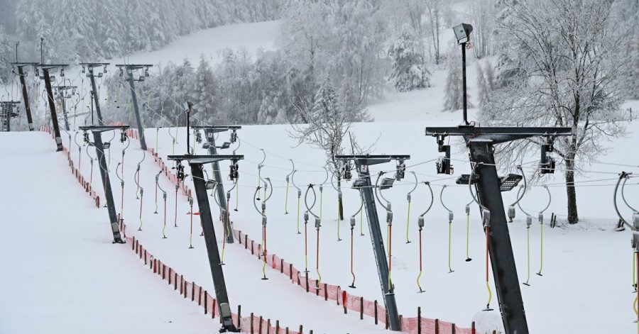 Die neue Coronaschutz-Verordnung in NRW erlaubt seit Dienstag wieder den Betrieb von Skiliften.