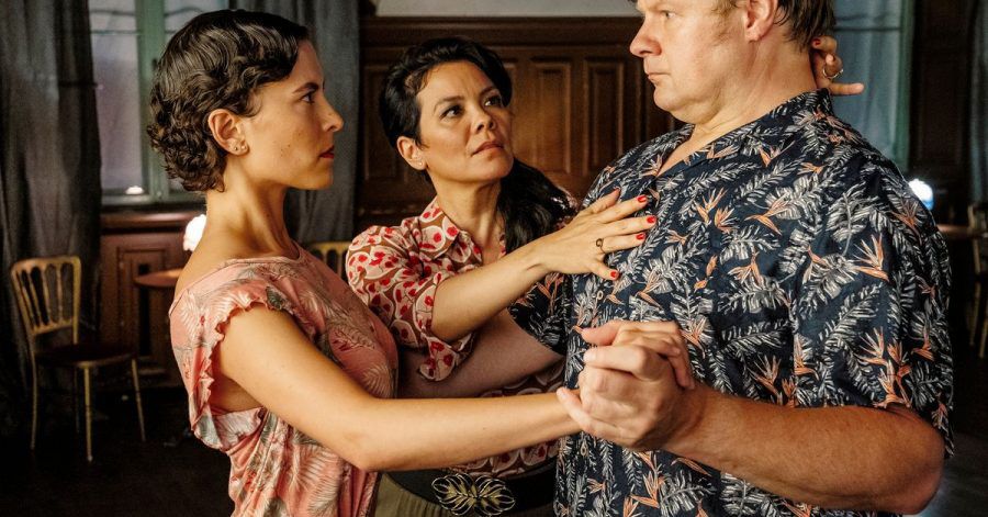 Maresa (Kara Wenham, m.) überprüft die Tangohaltung bei Frank (Michael A. Grimm) und Julia (Amanda da Gloria).