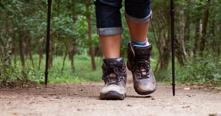 Wanderschuhe aus Leder erleben ein Comeback. Damit das Material nicht spröde wird, sollten sie zum Trocknen nicht in die Sonne oder in den Ofen gestellt werden.