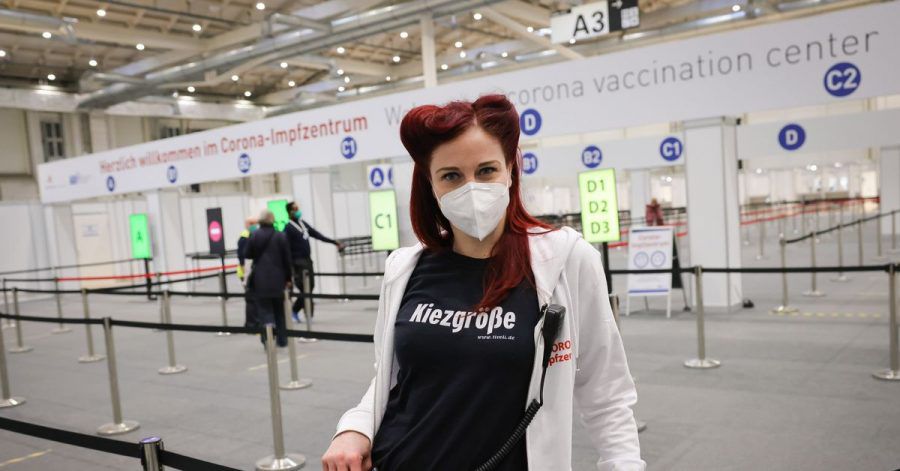Impfhelferin Eve Champagne im Zentralen Impfzentrum in Hamburg.