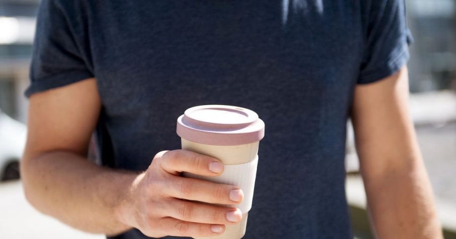 Wer seinen eigenen Becher für Tee oder Kaffee zum Mitnehmen nutzt, kann Müll vermeiden.