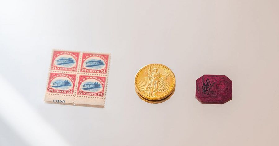Klein, aber oho: Die vier Marken «24-Cent Inverted Jenny Plate Block» (l-r), die 20-Dollar-Goldmünze «1933 Double Eagle Coin» und die Briefmarke «British Guiana» werden versteigert.