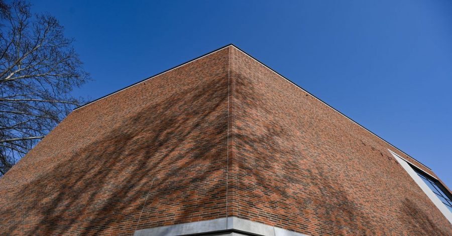 Rötlicher Klinker nach römischem Muster und große Fenster dominieren die Fassade des Neubaus des Römisch-Germanischen Zentralmuseums (RGZM). Der rund 60 Millionen Euro teure Neubau für das Museum mit dem dazugehörigen renommierten Leibniz-Forschungsinstitut für Archäologie steht bereits - direkt neben dem Museum für Antike Schifffahrt.