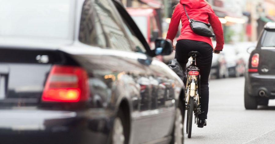 Autofahrer müssen nicht nur genug Abstand nach vorne halten, sondern auch die Seite im Blick haben.