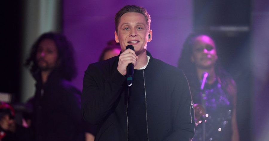 Matthias Schweighöfer freut sich auf ein paar sonnige Momente.