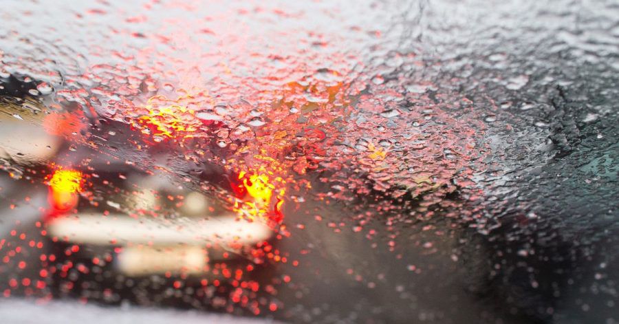 Schmuddelwetter und Sturm: Jetzt gilt es, den Fuß vom Gas zu nehemen und noch konzentrierter zu fahren.