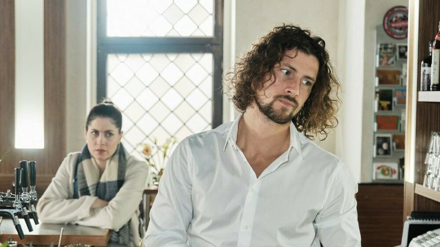 "Unter uns": Luke kann vor Sina Bambis Verdacht entkräften, dass er insgeheim ein Kind mit ihr will (cg/spot)