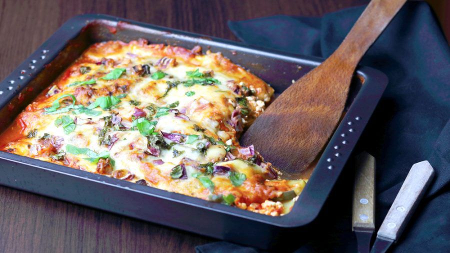 Die Zucchini-Aubergine-Lasagne entsteht komplett auf einem tiefen Blech oder in einer Auflaufform. (sob/spot)