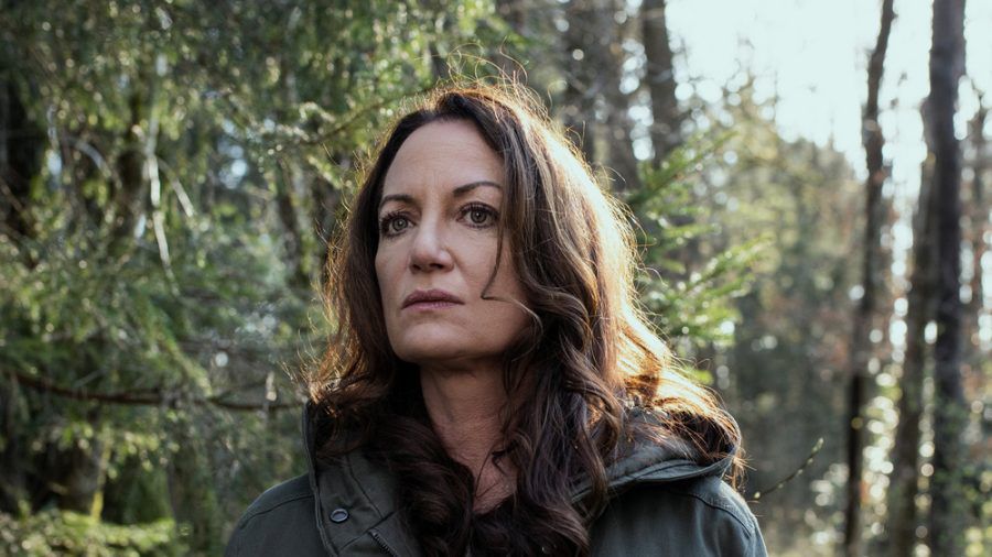 "Unter anderen Umständen - Für immer und ewig": Jana (Natalia Wörner) findet im Wald den Laptop der Ermordeten (cg/spot)
