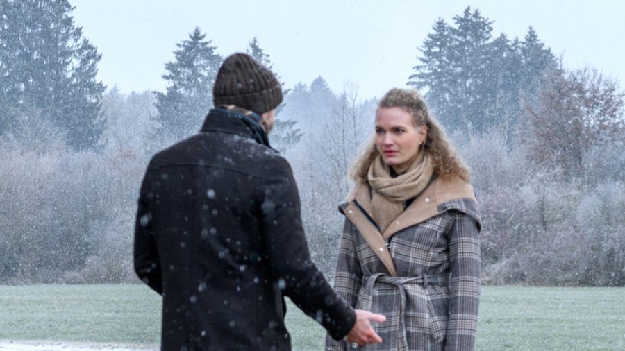 "Sturm der Liebe": Maja ist fassungslos: Der fremde Mann behauptet, ihr Vater Cornelius zu sein. (cg/spot)