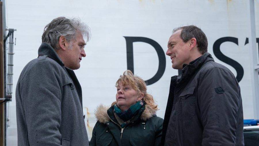 "Der Kommissar und das Meer: Auf dunkler See": Kommissar Robert Anders (Walter Sittler, li.) hofft auf seine Kollegen Ewa (Inger Nilsson) und Thomas (Andy Gätjen). (cg/spot)