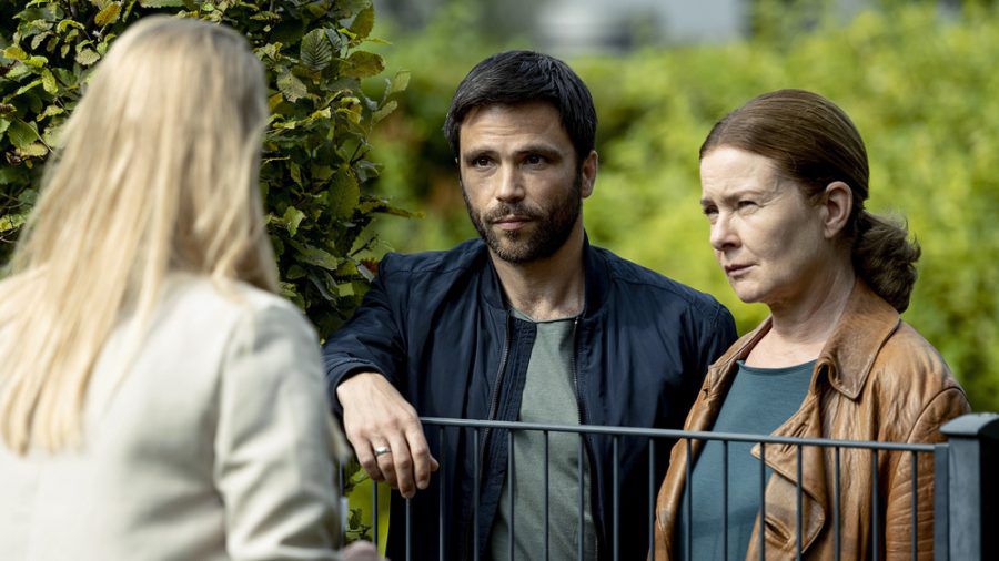 "Die Füchsin - Romeo muss sterben": Anne (Lina Wendel, r.) und Youssef (Karim Chérif) nehmen Jenny Ahrens (Sina Ebell) ins Visier (cg/spot)