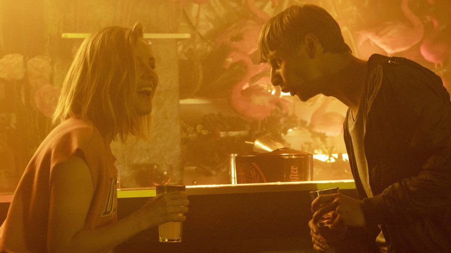 "Tatort: Borowski und die Angst der weißen Männer": Mario (Joseph Bundschuh) flirtet mit Meike (Johanna Dost) im "Paradise". (ili/spot)