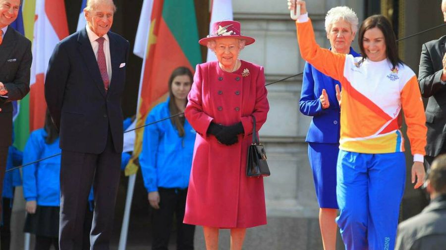 Queen Elizabeth II. in einem ähnlichen Look wie ihn ihre neue Statue in Australien trägt - hier bei dem Termin anlässlich des Commonwealth Days mit Ehemann Prinz Philip (l.). (ili/spot)