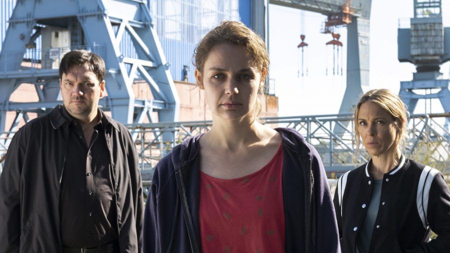 Alexander Bukow (Charly Hübner) und Katrin König (Anneke Kim Sarnau, r.) wollen im "Polizeiruf 110: Sabine" Sabine Brenner (Luise Heyer) stoppen. (amw/spot)
