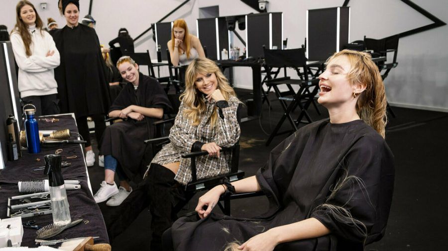 Heidi und ihre Models beim Umstyling: Ist es ein erleichtertes oder ein verzweifeltes Lachen? (mia/spot)