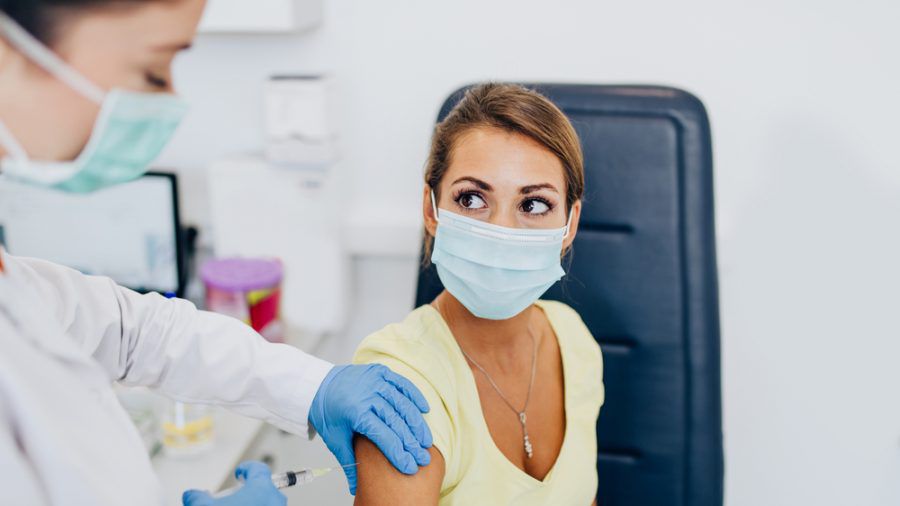 Möglicherweise impfen bald auch die Betriebsärzte in Deutschland gegen das Coronavirus. (dr/spot)