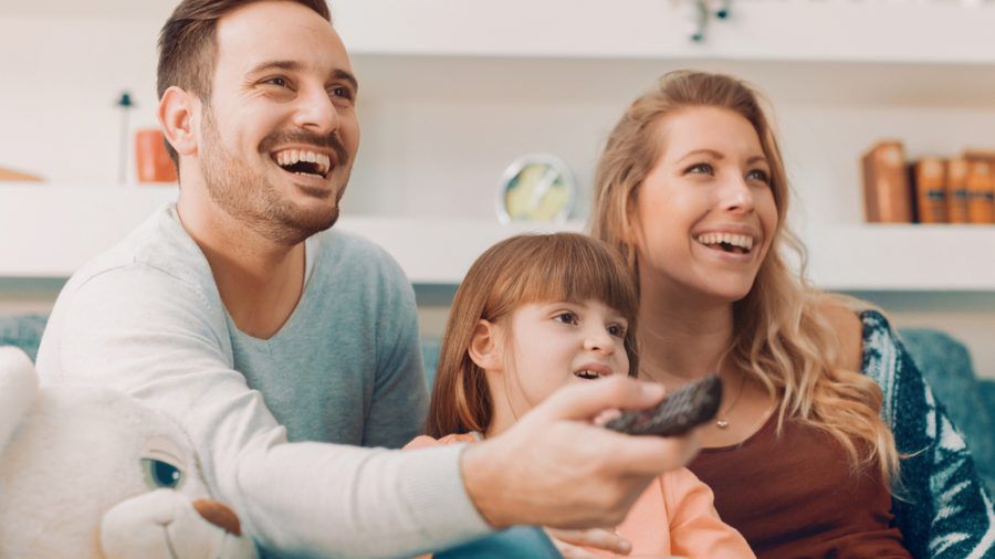 Eine junge Familie gemeinsam vor dem Fernseher (wue/spot)