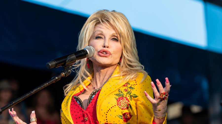 Dolly Parton unterstützte die Entwicklung des Moderna-Impfstoffes. (dr/spot)