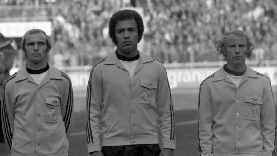 Erwin Kostedde (Mitte) debütierte 1974 als erster Schwarzer Spieler in der Nationalmannschaft (rto/spot)