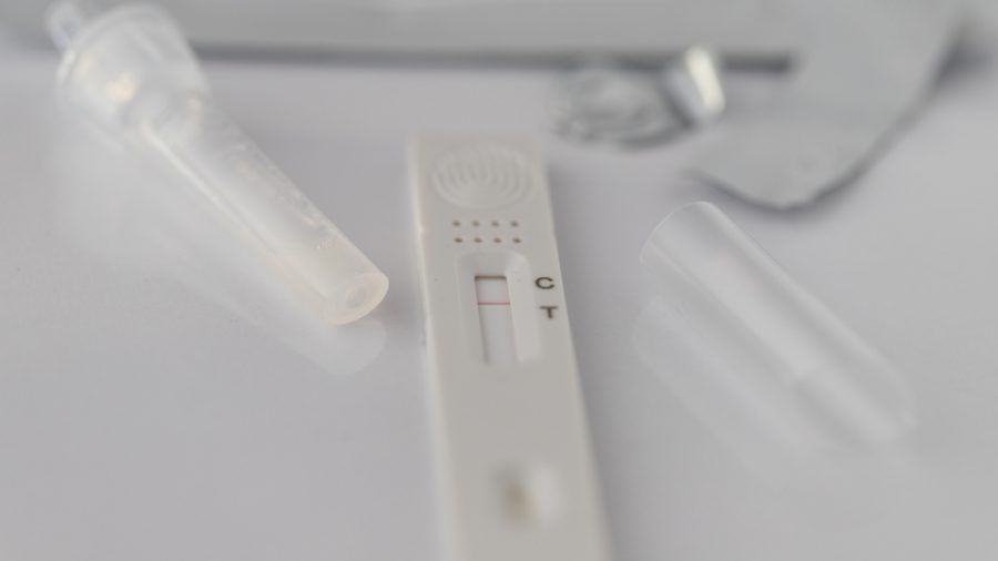 Corona-Selbsttests sollen das Risiko einer Infektionsübertragung minimieren. (cos/spot)